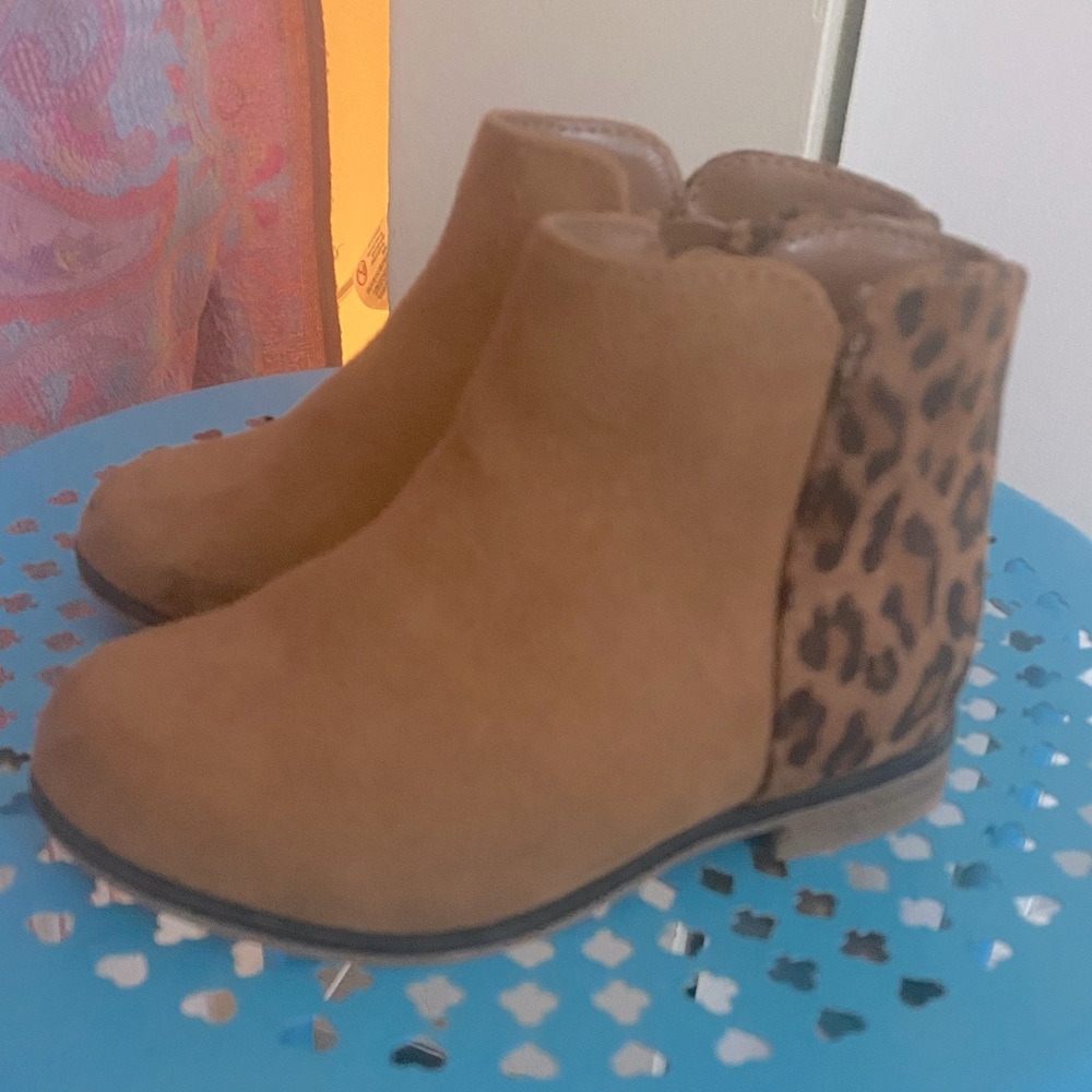 Girls toddlers size 7 never worn WOT cheetah print boots